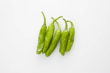 Taze yeşil biberler beyaz arkaplanda izole edilmiş.
