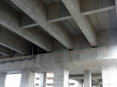 Gündüz vakti yüksek otoyol yapısını destekleyen beton kirişler