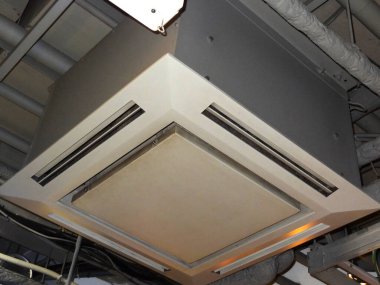 Açığa çıkan boruların arasında büyük tavan monte edilmiş havalandırma ünitesi