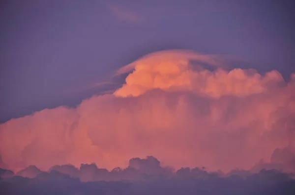 Wielkie Dramatyczne Chmury Błękitnym Niebie Zachodzie Słońca — Zdjęcie stockowe