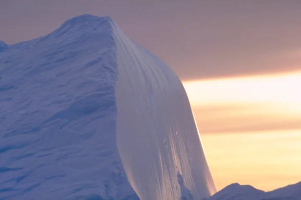 Айсберг Плавает Холодных Водах — стоковое фото