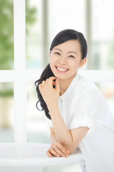 Portret Van Mooie Jonge Aziatische Vrouw Wit Shirt — Stockfoto