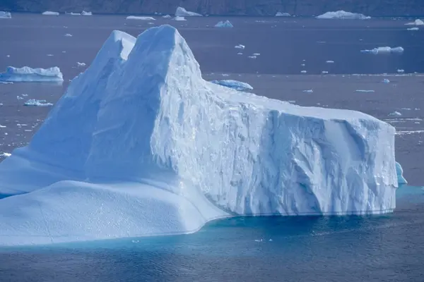 Παγόβουνο Επιπλέει Στα Παγωμένα Νερά — Φωτογραφία Αρχείου