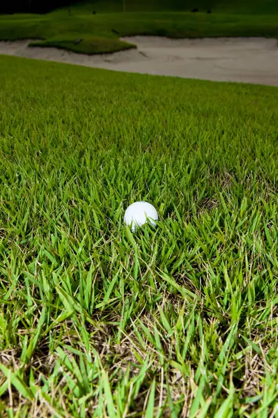 Golfball Abschlag Auf Naturhintergrund — Stockfoto