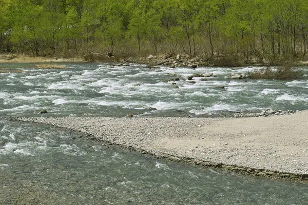 山の川と美しい自然景観 — ストック写真