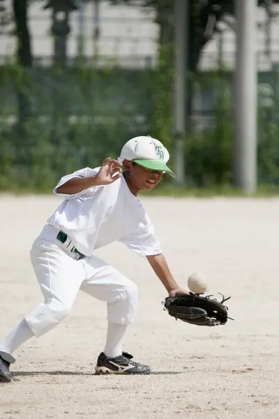 Aziatische Kleine Jongen Spelen Honkbal — Stockfoto