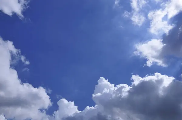 Vakker Blå Himmel Med Hvite Skyer – stockfoto
