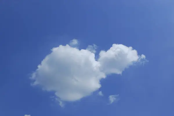 Cielo Azul Con Nubes Blancas Esponjosas Fondo Naturaleza —  Fotos de Stock