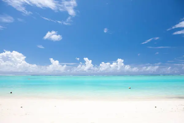 Hermosa Playa Con Cielo Azul Arena Blanca Mar Tropical —  Fotos de Stock