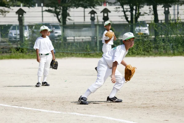 Japonya 'da beyzbol oynayan Japon gençler