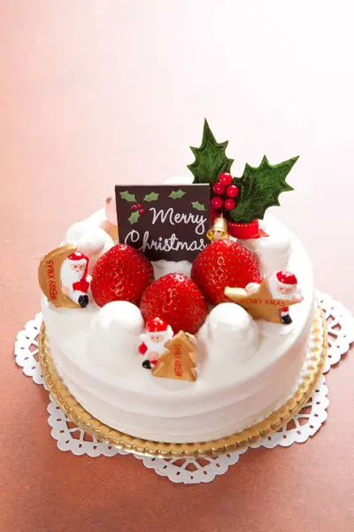 Νόστιμο Κέικ Σοκολάτας Χριστουγεννιάτικες Διακοσμήσεις Και Φράουλες — Φωτογραφία Αρχείου