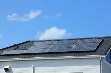 evin çatısında güneş enerjisi panelleri