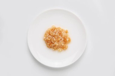 Beyaz seramik tabakta pişmiş soğan.