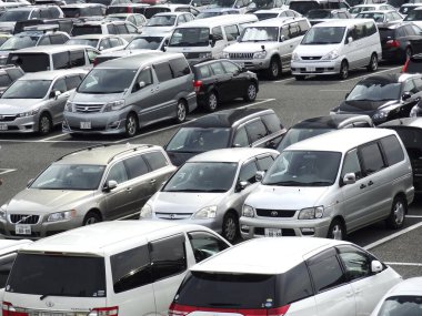 Japonya 'daki otoparkta modern arabalar