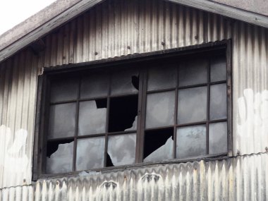 Kırık camlı terk edilmiş binadaki eski pencere