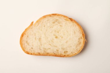 Açık arkaplanda beyaz ekmek dilimi