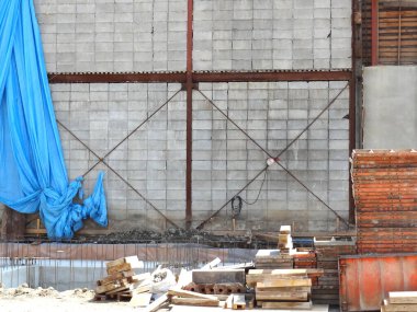 Şehirdeki inşaat alanının yarısı bitmiş.