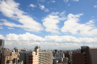 Şehir manzarasının havadan görünüşü modern binaları ve sokak planlarını gösteriyor