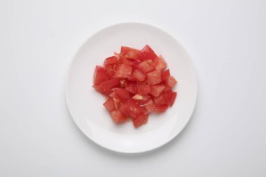 Beyaz tabakta doğranmış domatesler