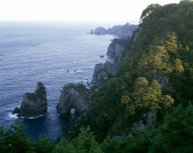 Sabahları güzel kayalık deniz manzarası      