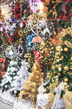 Kentteki şenlikli noel süslemelerine yakın çekim 