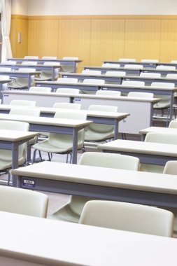 boş sınıf içi masa ve sandalyelerle dolu  