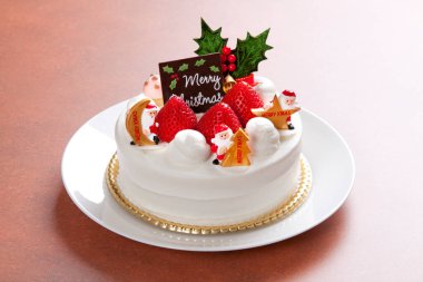 Noel süslemeleri ve çilekli lezzetli çikolatalı pasta.