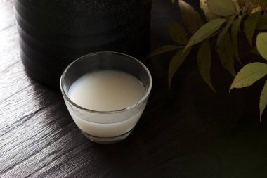 Japon geleneksel alkol içeceği sake yapraklarından yapılır. Harika.