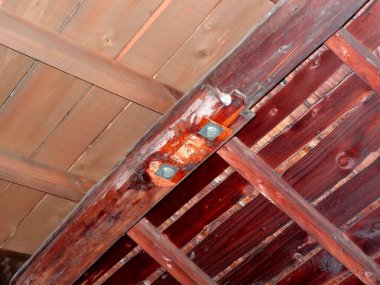 Ahşap çatının içi, alçak açılı veiw