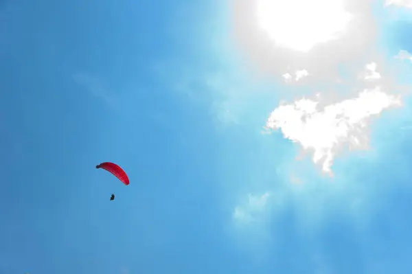 Paracaídas Rojo Volando Cielo Azul — Foto de Stock