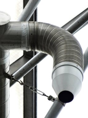 Endüstriyel bir fabrikada metal borular ve borular