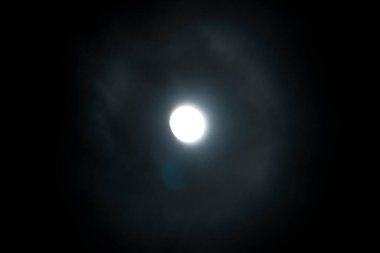 Gece gökyüzünde ay doğanın arka planında