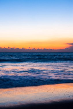 Deniz üzerinde güzel, parlak gün batımı. Doğa, seyahat arka planı