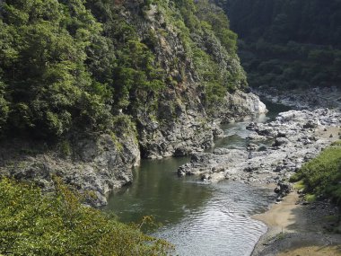 Dağlardaki nehrin güzel manzarası          