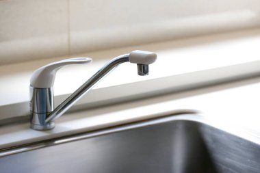 Modern mutfaktaki su musluğunun yakın görüntüsü 