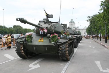 Askeri tanklar geçit töreninde çiçek sergiliyor.