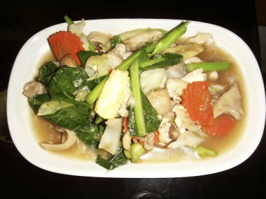 Etli ve sebzeli baharatlı Çin eriştesi.