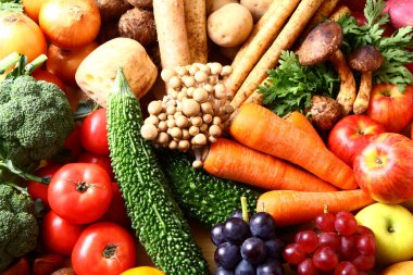 Çeşit çeşit sebze, mantar ve meyve içerir.