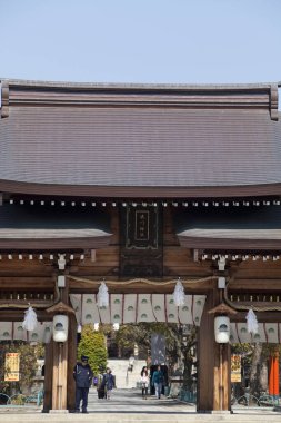 Japon tapınağı Minatogawa Jinja 'nın ana veya ön kapısı 1957' de Kobe, Hyogo, Japonya 'da bulunan savaş hasarından sonra yeniden inşa edildi..