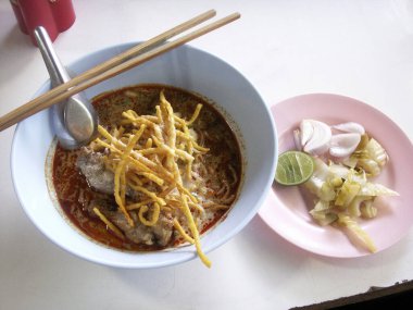 Lezzetli bir Asya yemeğinin yakın çekim görüntüsü