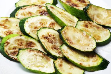 Tabakta lezzetli ızgara kabağın yakın plan görüntüsü.