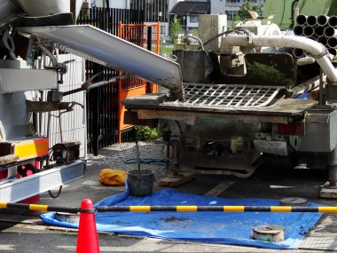 Beton karıştırıcı kamyon inşaat alanında çimento boşaltıyor.