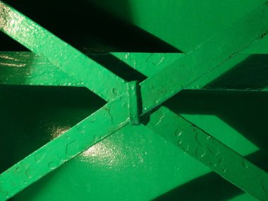 Yeşil boyanmış metal desen arkaplanının yakın plan görüntüsü