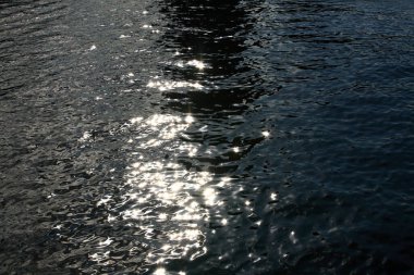 Arka planda dalgalar olan güzel su yüzeyi. 