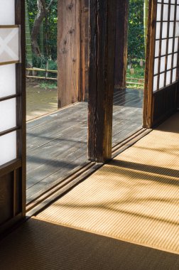 Güneş ışığı, Tatami paspasına doğru kayan kapılardan akıyor.
