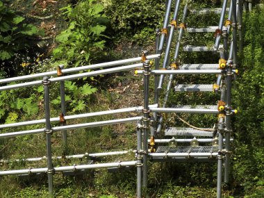 Yeşil çimenli metal merdiven.