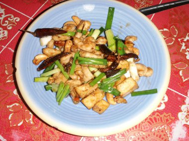 Sebzeli kızarmış tavuk ve mavi tabakta baharat