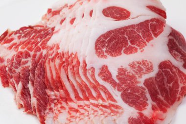 Taze çiğ et dilimleri, yakın çekim