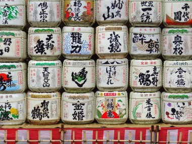 Geleneksel sake fıçılarını dışarıda sergilemek