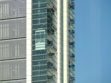 Modern ofis binası mavi gökyüzüne karşı, alçak açı manzaralı